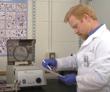 Клиника лечения наркозависимости в городе Тавда Врач в кабинете клиники