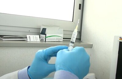 Проведение кодирования Вивитролом в городе Тавда Шприц с Вивитролом в руках у врача